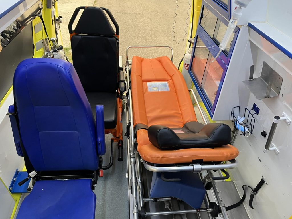 sanitetski prevoz pacijenata - unutrašnjost saniteta - medicotrans novi sad